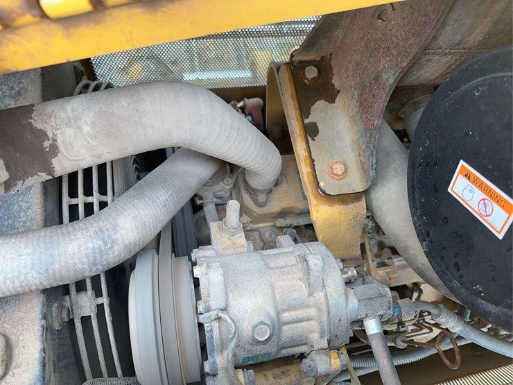 2006-caterpillar-d3g-xl-image-23
