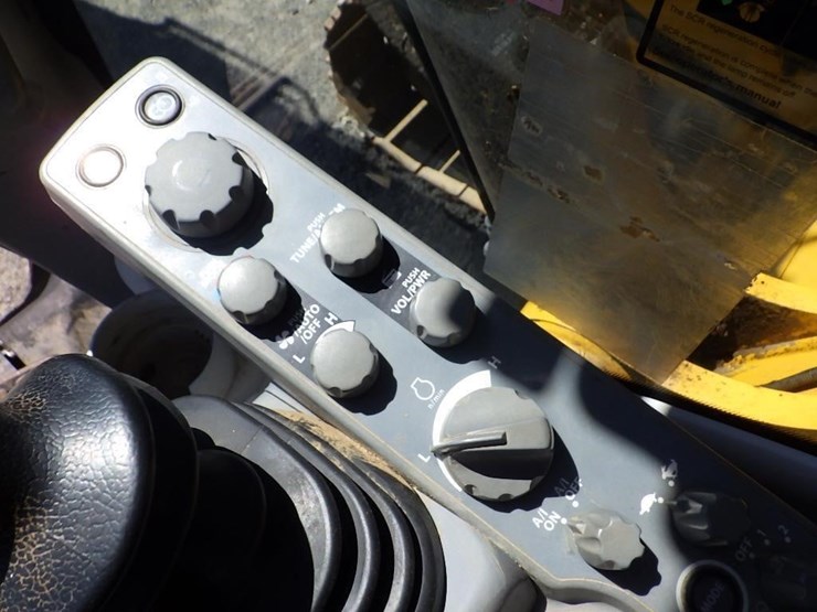deere-245g-lc-image-53