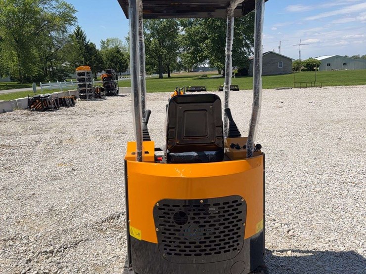 2026-miva-va15-mini-excavator-image-4