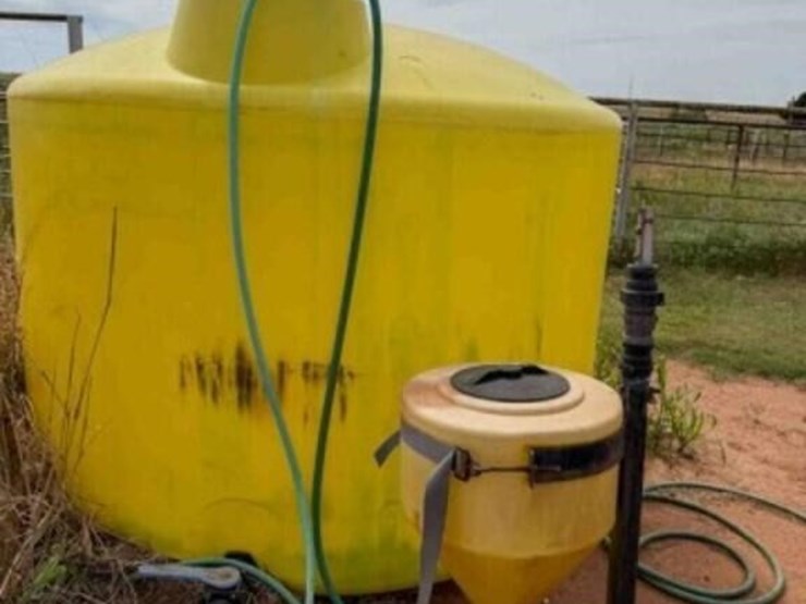 1350-gallon-poly-tank,-inductor,-pump-image-1
