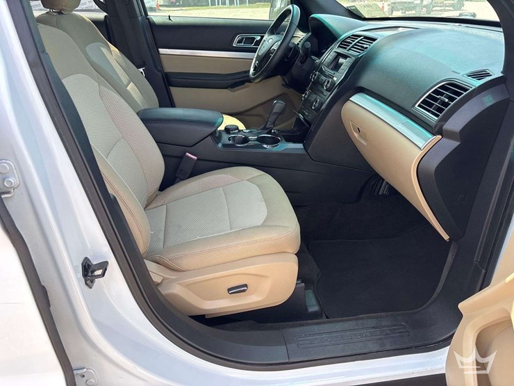 2016-ford-explorer-image-21