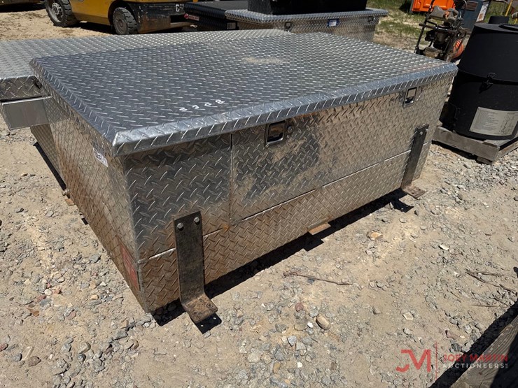 rds-diamond-plate-aluminum-toolbox-/-52-gallon-transfer-tank-image-1
