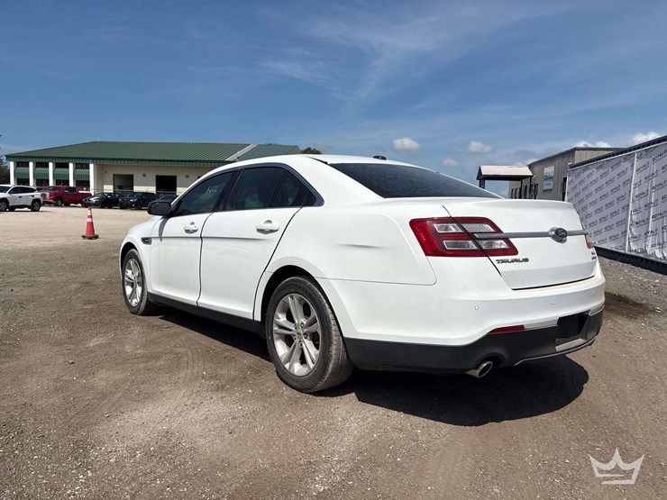 2016-ford-taurus-sedan-image-3