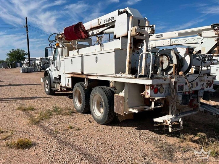 2010-freightliner-m2-106-image-4