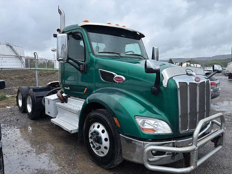2019-peterbilt-579-image-2