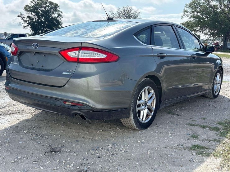 2014-ford-fusion-sedan-image-3