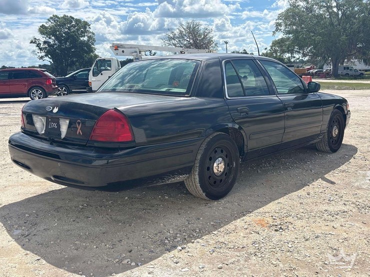 2007-ford-crown-victoria-sedan-image-3