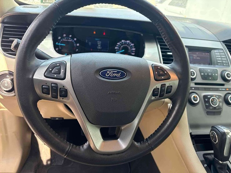 2016-ford-taurus-sedan-image-14