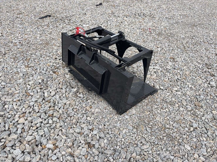 2026-giyi-mini-skid-steer-scrap-grapple-bucket-image-3