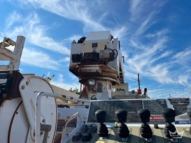 2010-freightliner-m2-106-image-7