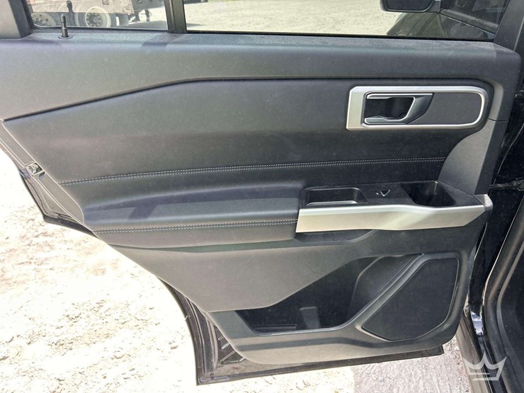 2022-ford-explorer-image-21