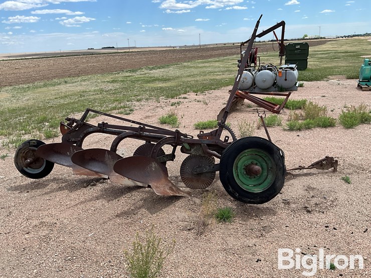 john-deere-3-bottom-plow-image-4