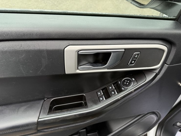 2020-ford-explorer-image-24