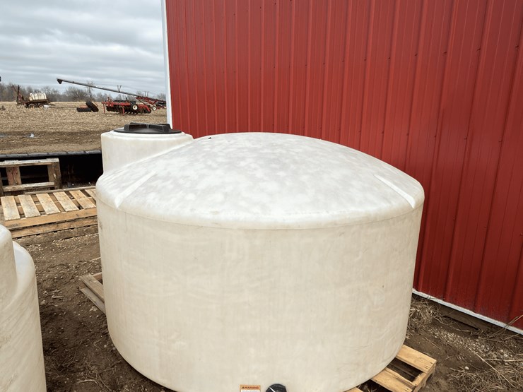 poly-tank-1100-gallon-image-1