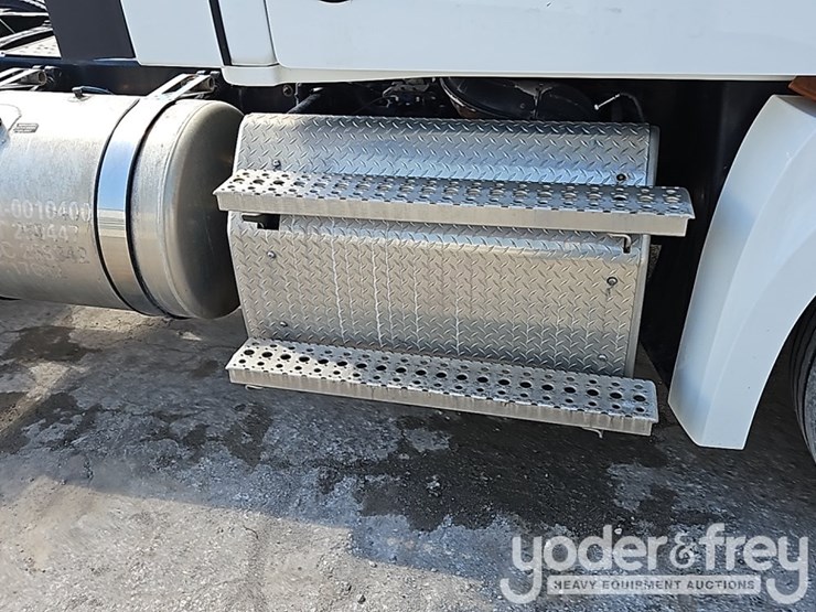 2020-freightliner-cascadia-126-image-22