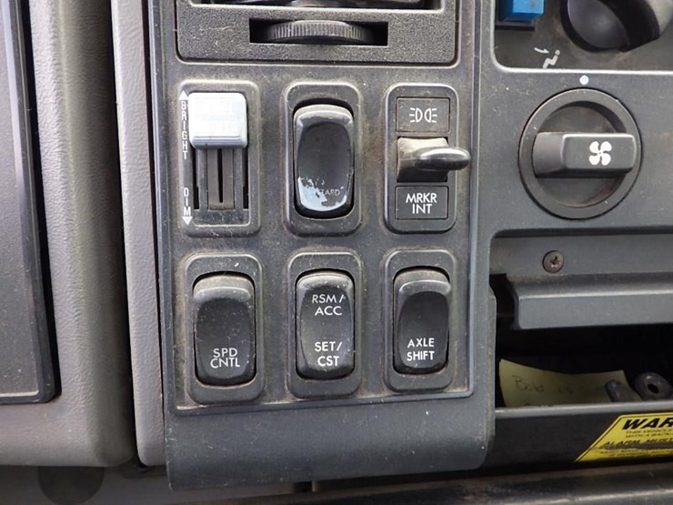 2003-freightliner-fc70-image-46