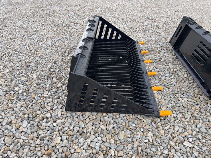 2026-giyi-66"-skid-steer-rock-bucket-image-8