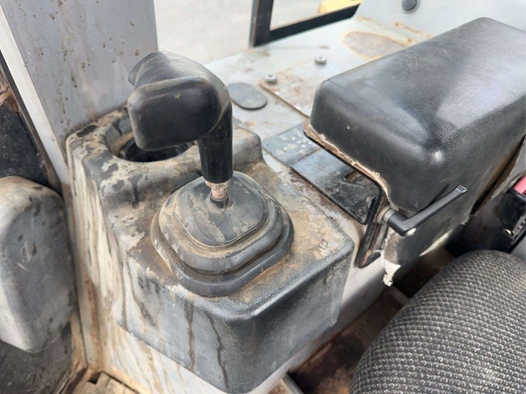 2006-caterpillar-d3g-xl-image-26