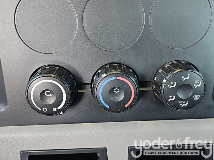 2020-freightliner-cascadia-126-image-40