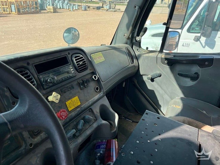 2010-freightliner-m2-106-image-17