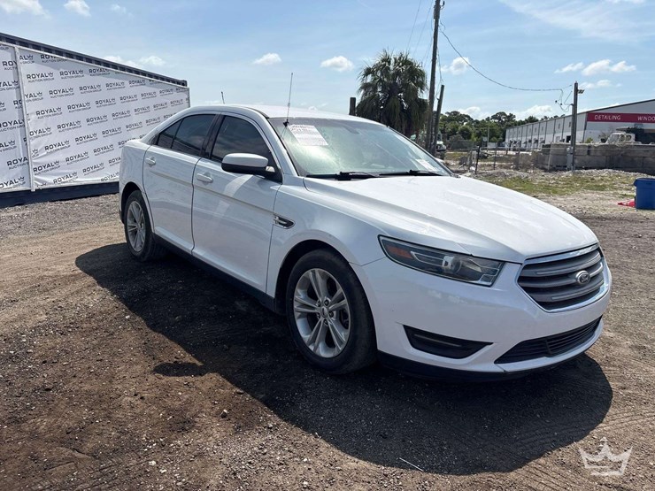 2016-ford-taurus-sedan-image-2