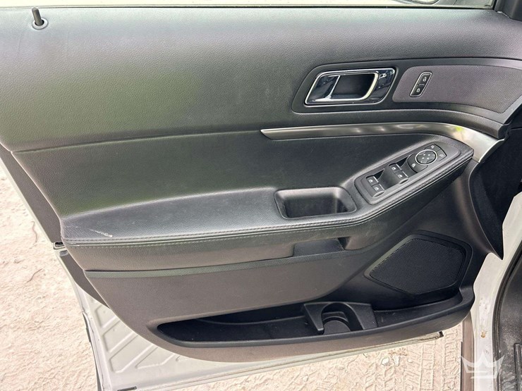 2019-ford-explorer-image-11