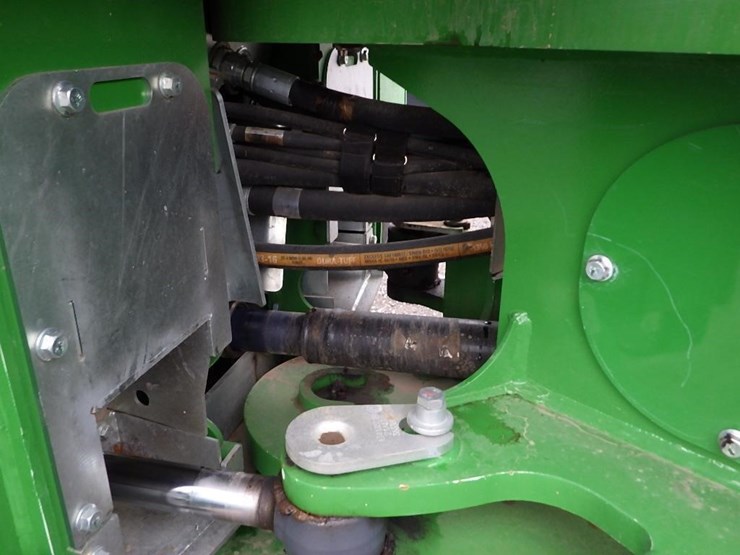 2022-deere-648l-image-14