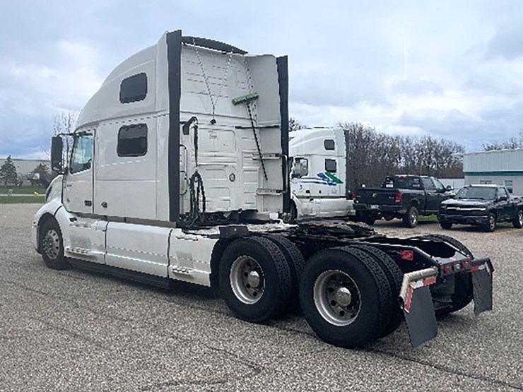 2022-volvo-vnl860-image-2