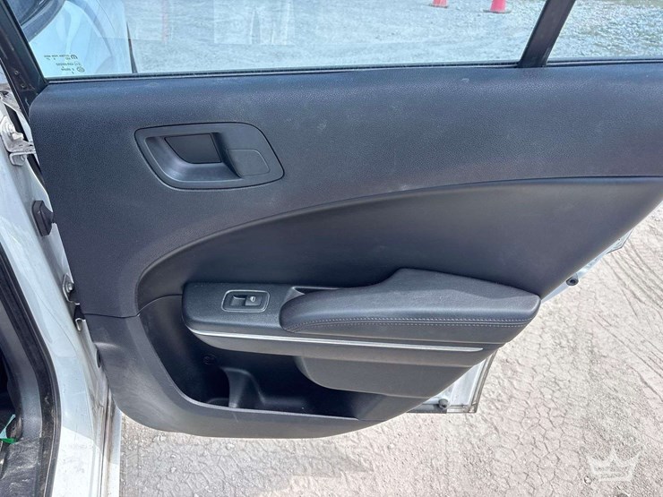 2018-dodge-charger-sedan-image-21