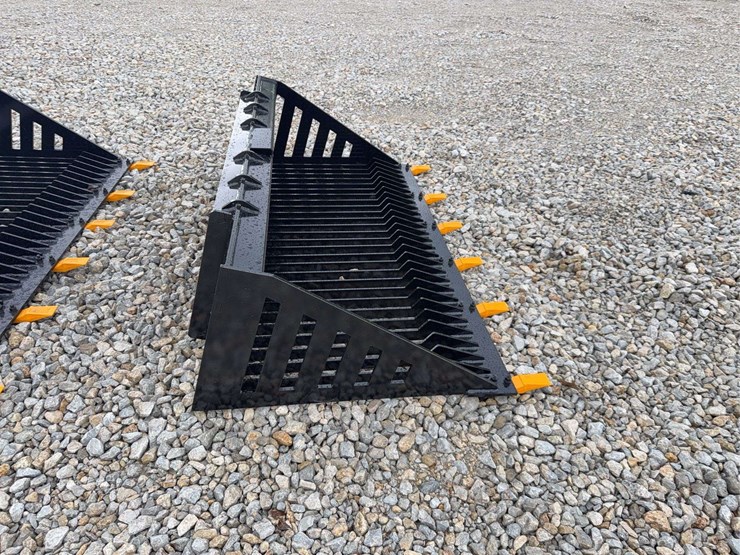 2026-giyi-66"-skid-steer-rock-bucket-image-6