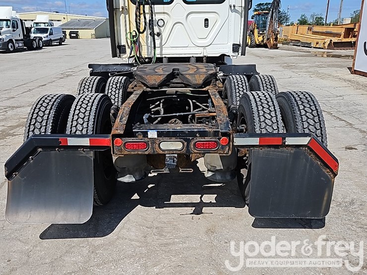 2020-freightliner-cascadia-126-image-17