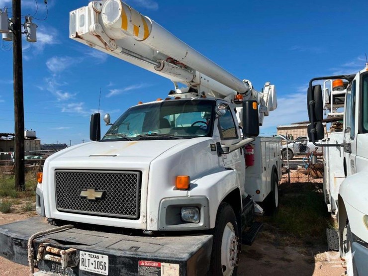 2006-chevrolet-c7500-bucket-truck-image-2