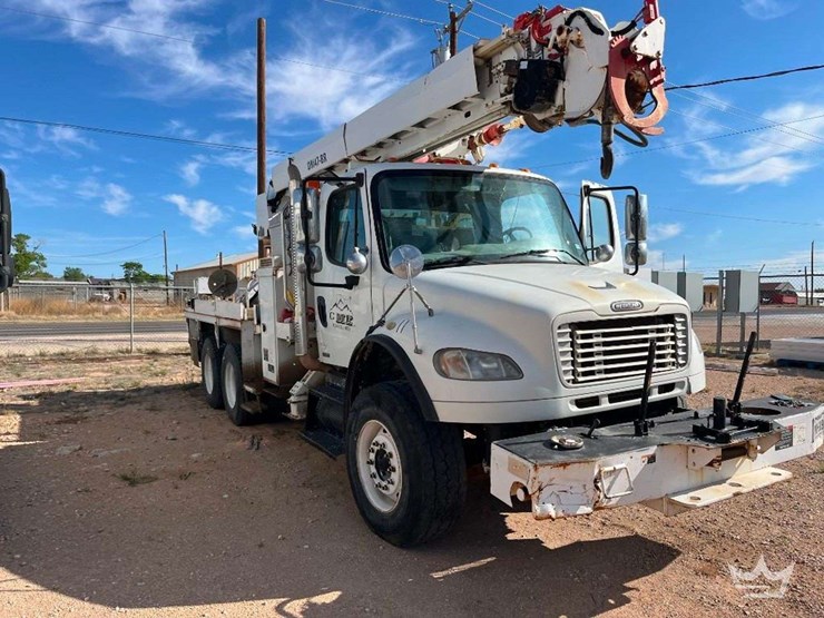 2010-freightliner-m2-106-image-2