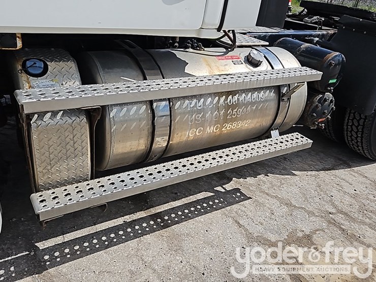2020-freightliner-cascadia-126-image-8