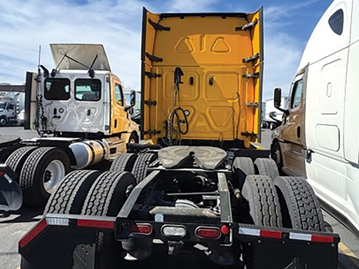 2022-freightliner-cascadia-126-image-2