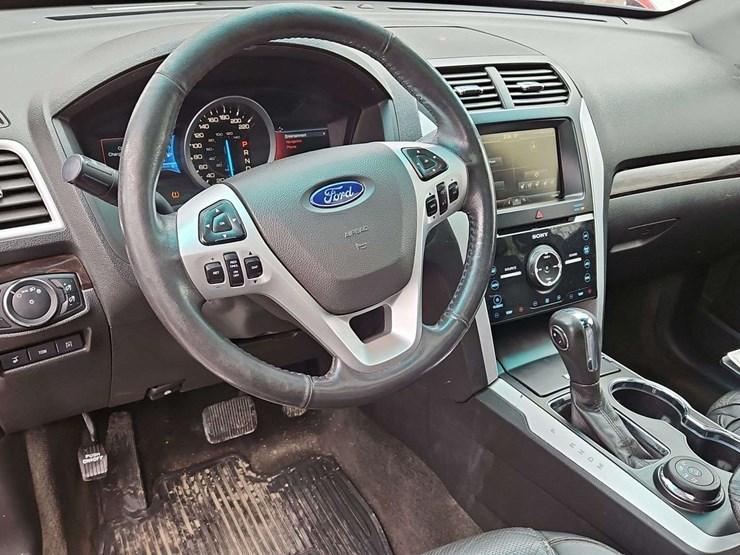 2015-ford-explorer-image-18