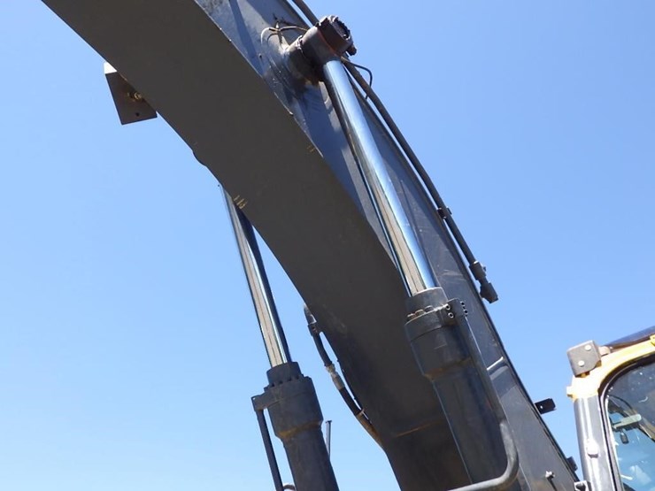 deere-245g-lc-image-16
