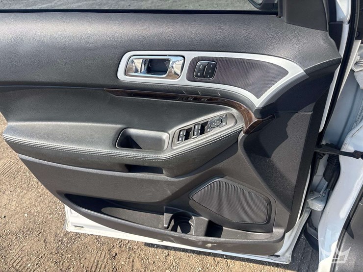 2015-ford-explorer-image-11