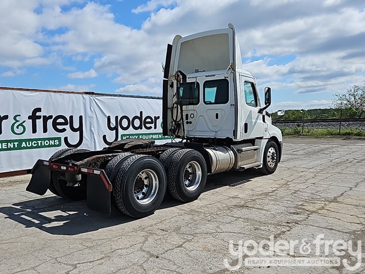 2020-freightliner-cascadia-126-image-5