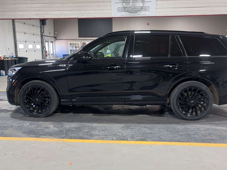 2023-lincoln-aviator-image-2