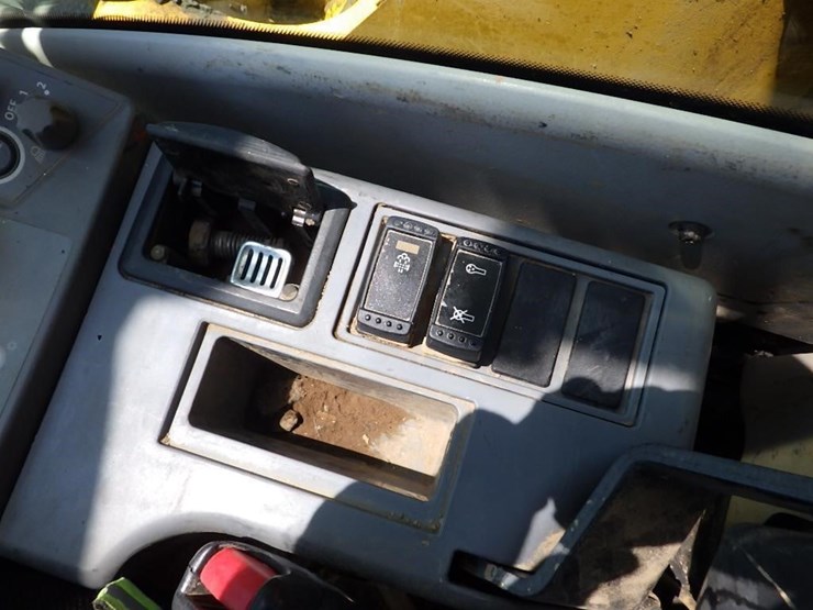deere-245g-lc-image-56
