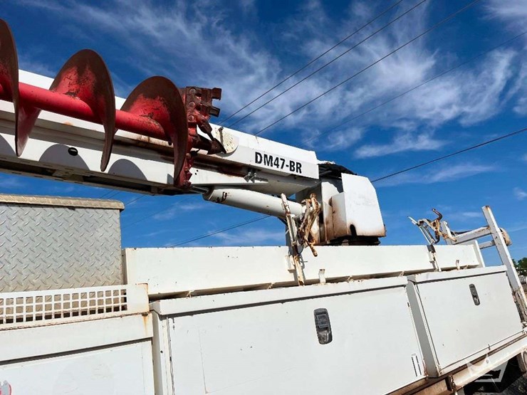 2010-freightliner-m2-106-image-22
