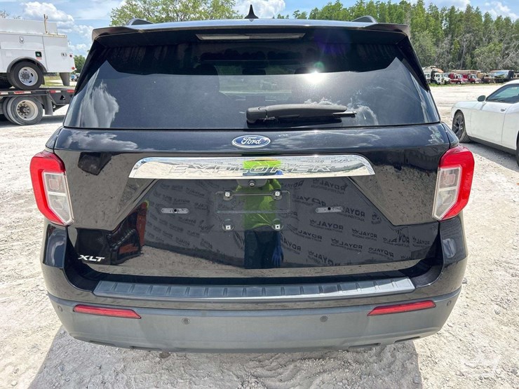 2022-ford-explorer-image-24