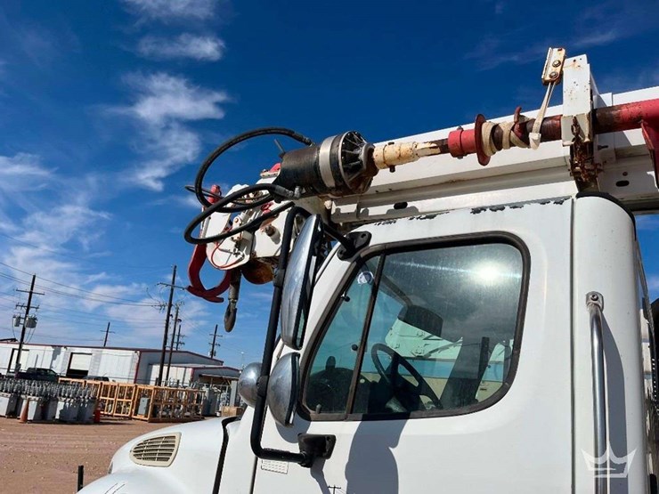 2010-freightliner-m2-106-image-21