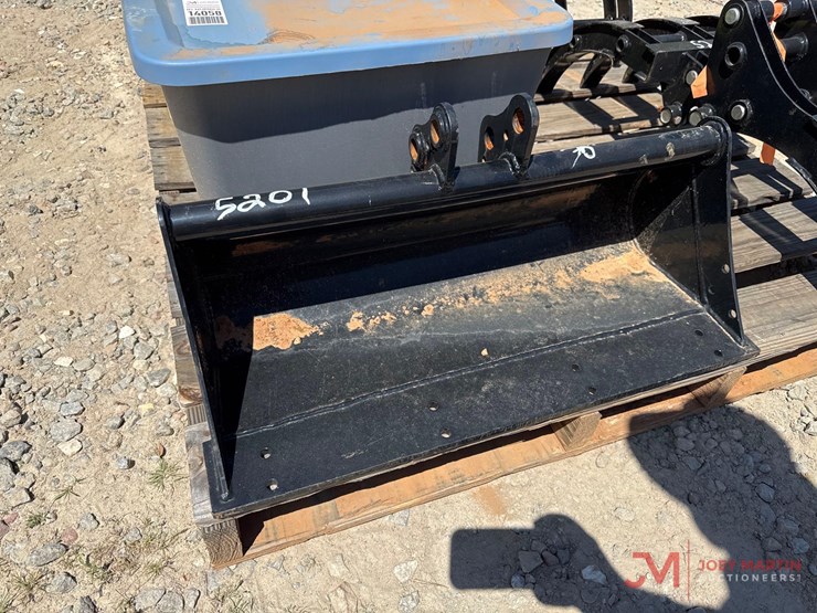 30"-mini-excavator-clean-out-bucket-image-1