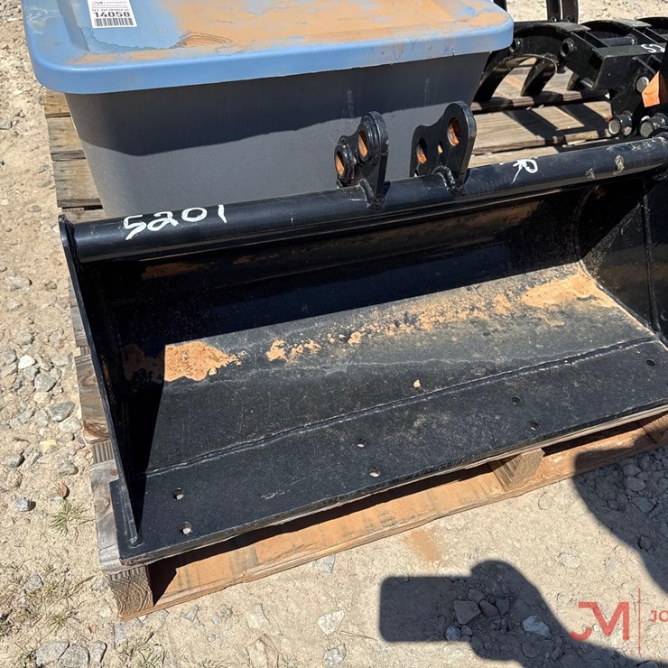 30" MINI EXCAVATOR CLEAN OUT BUCKET