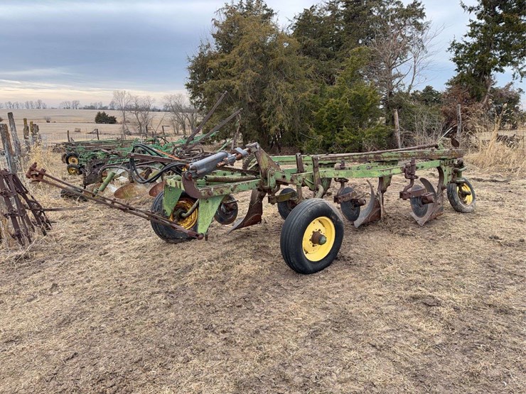 john-deere-pull-type-four-bottom-plow-image-1