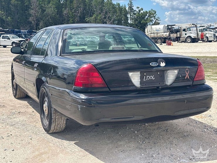 2007-ford-crown-victoria-sedan-image-4