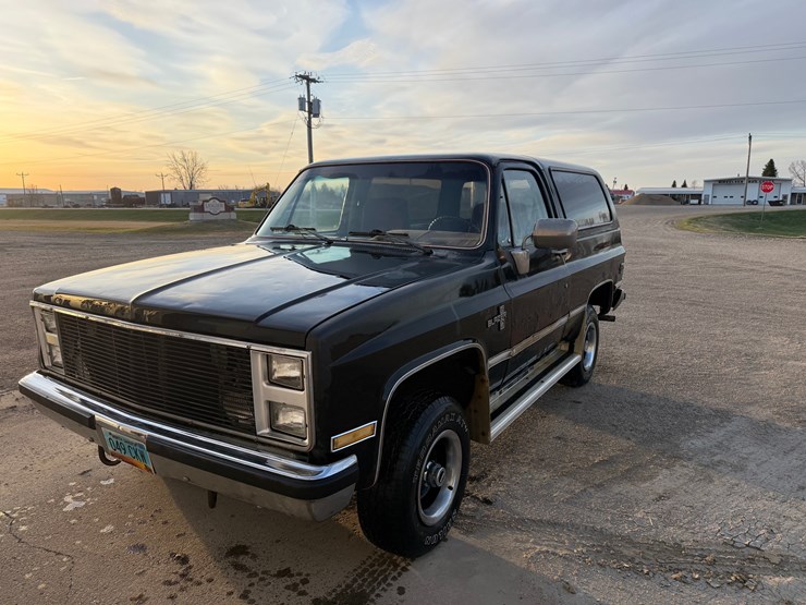 1985-chevrolet-suburban-image-1
