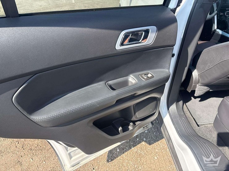 2015-ford-explorer-image-25